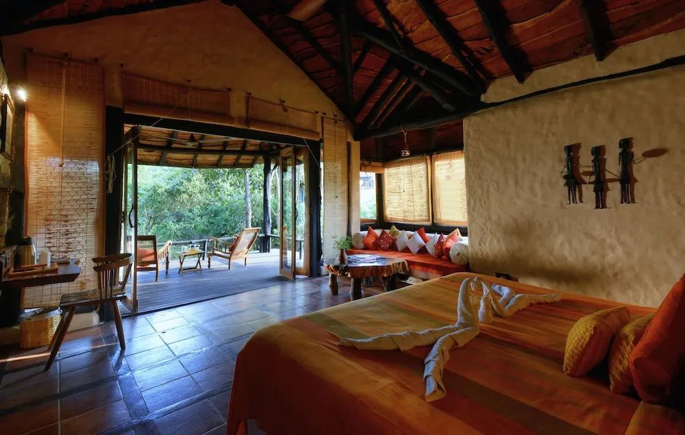 Gemütliches Zimmerinterieur mit Blick auf Terrasse und Natur