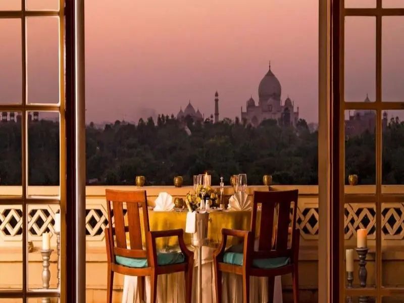 Luxuriöses Abendessen mit Blick auf das Taj Mahal bei Sonnenuntergang vom Balkon aus