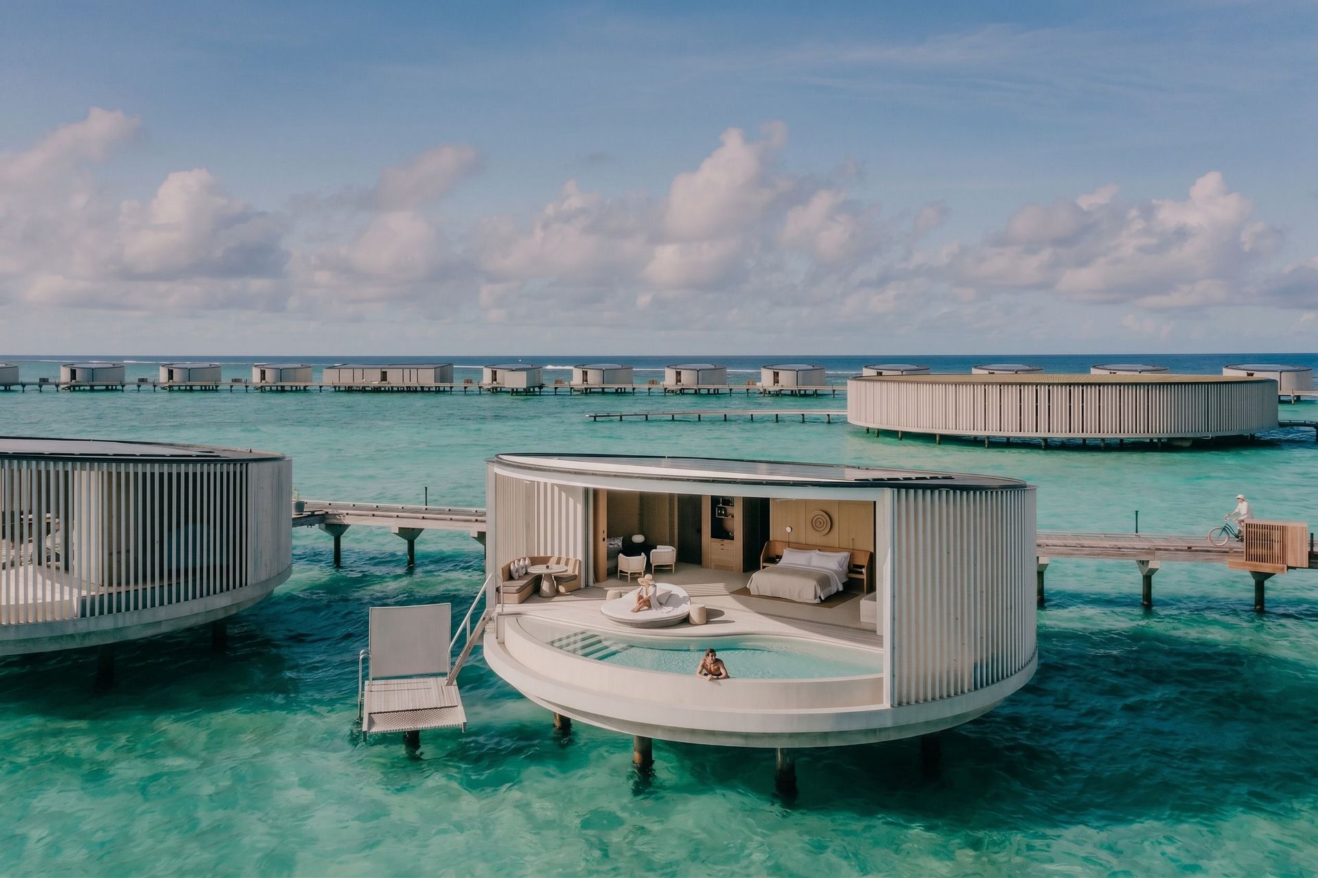 Moderne Wasservilla im The Ritz-Carlton Maldives mit privatem Pool, direktem Meerzugang und Panoramablick auf den türkisblauen Ozean.
