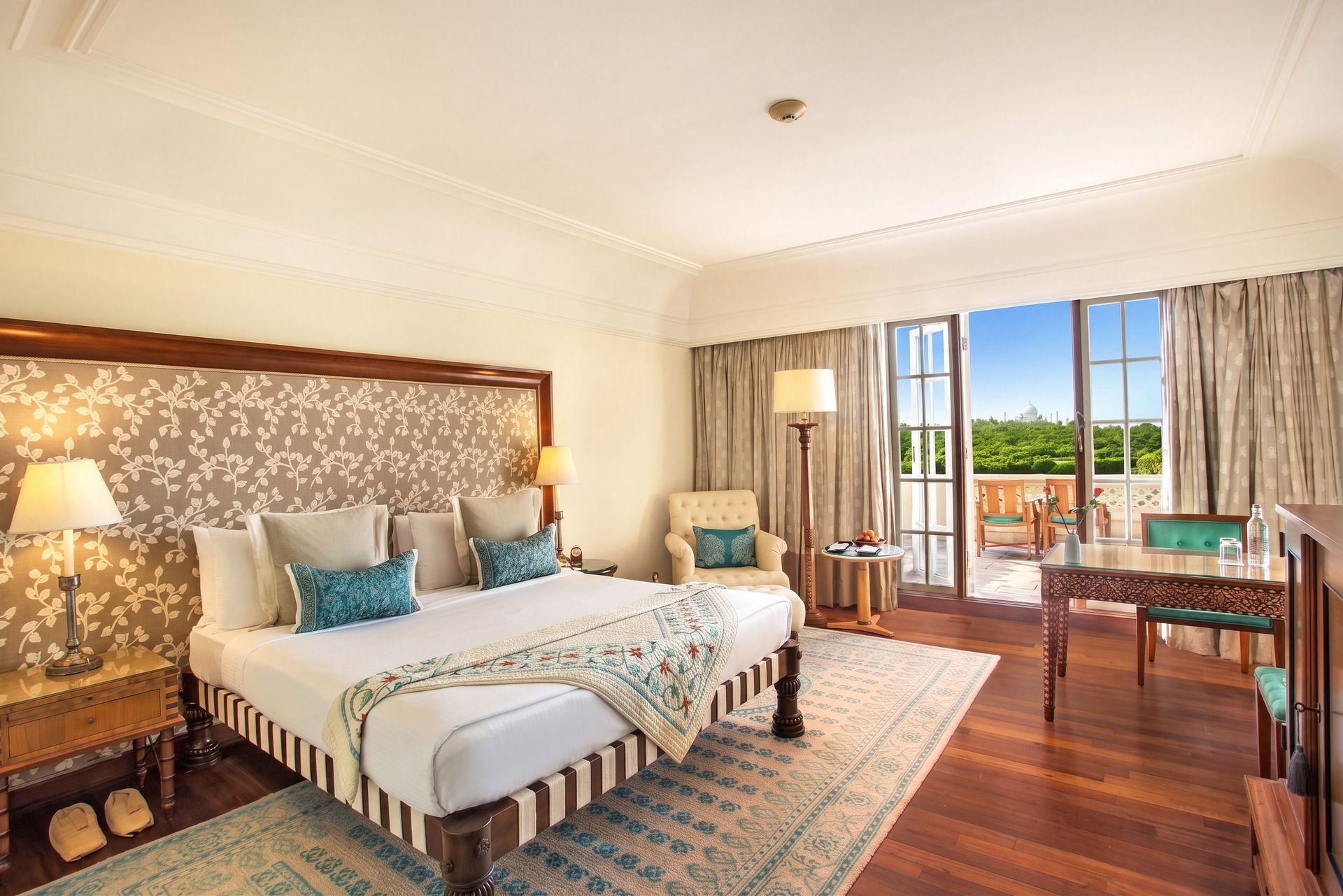 Elegantes Premier Doppelzimmer mit Balkon und modernem Interieur