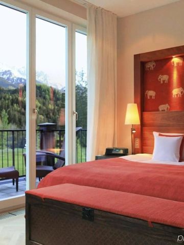 Luxuriöses Zimmer mit Bergblick und moderner Einrichtung im Hotel Schloss Elmau.