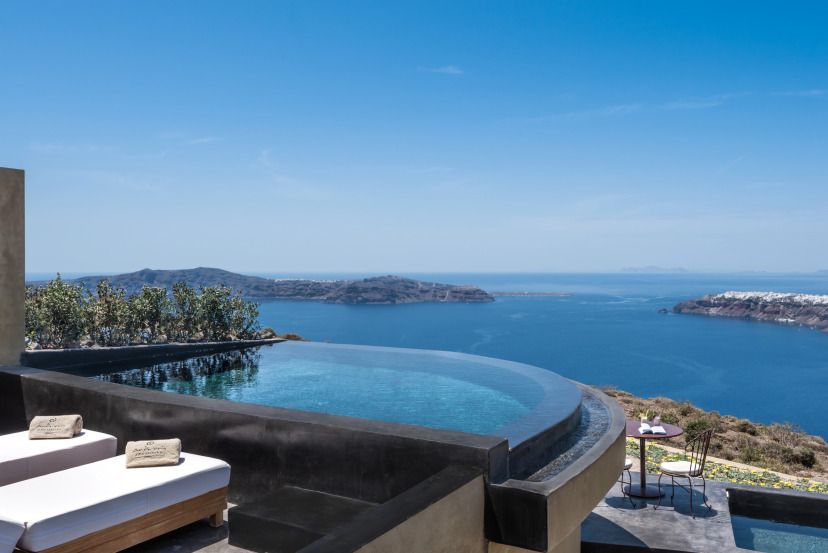 Terrasse einer Suite im Andronis Concept mit privatem Infinity-Pool, Sonnenliegen und Panoramablick über die Caldera von Santorin und das tiefblaue Meer.