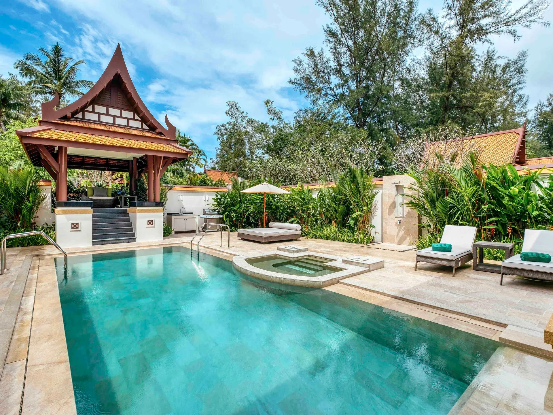 Tropische Poolvilla im Banyan Tree Phuket Resort mit traditionellem thailändischen Pavillon, privatem Pool, Whirlpool, Liegestühlen und umgeben von dichter, üppiger Vegetation unter leicht bewölktem Himmel.