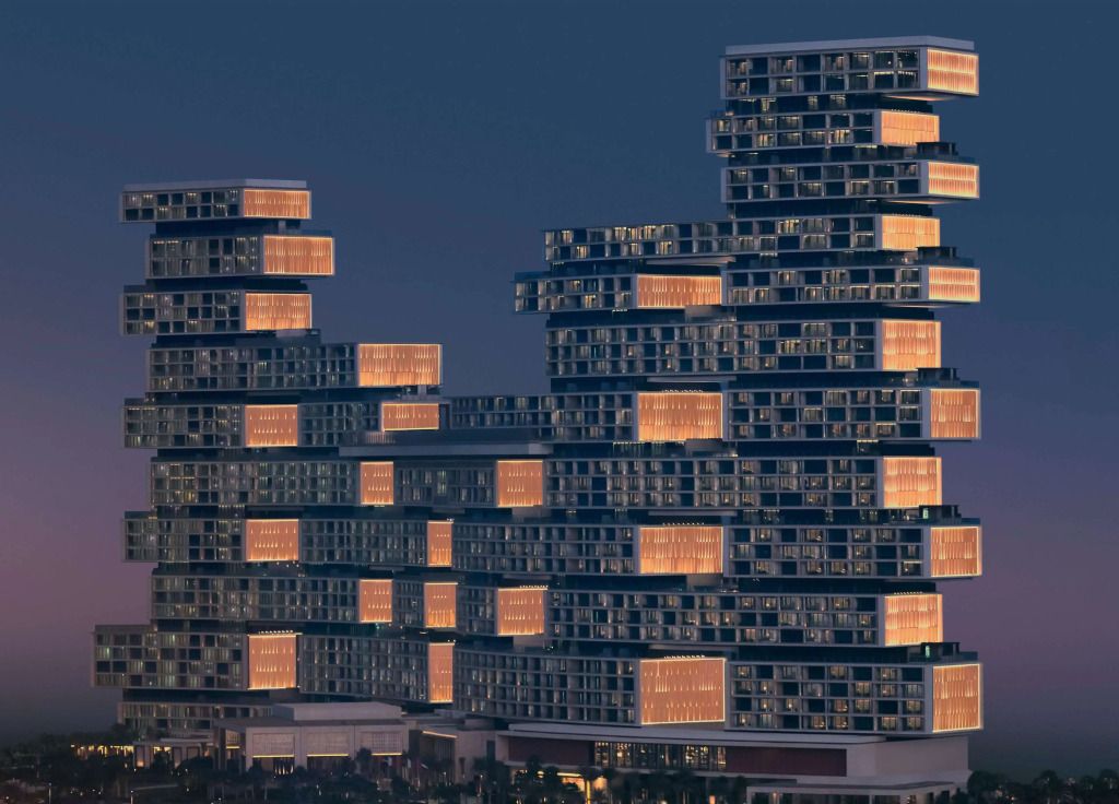 Moderne Architektur des Atlantis The Royal Palm Jumeirah bei Nacht beleuchtet